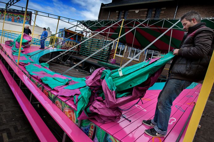 De opbouw van de kermis in Zwijndrecht, archieffoto.