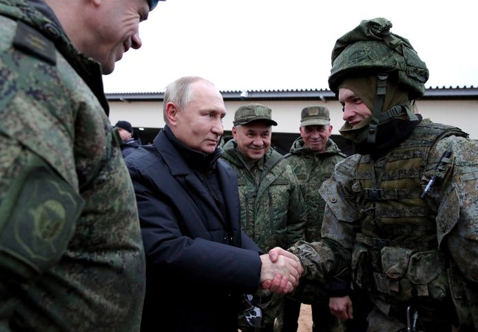 De Russische president Vladimir Poetin groet een reservist in de West-Russische regio Ryazan, in oktober 2022.
