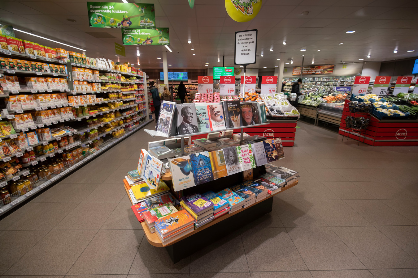 De ene ondernemers van winkelcentrum De Botter helpt een andere: de boeken van Primera Riecker staan tijdelijk bij de Plus-supermarkt.