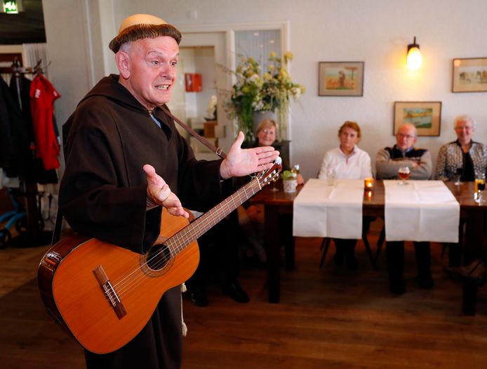 Ad de Bont, al 33 jaar die kale pater met zijn gitaar Valkenswaard