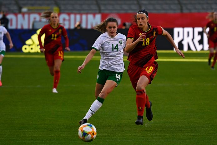 Verdedigster Laura De Neve in actie met de Red Flames in de oefeninterland tegen Ierland.