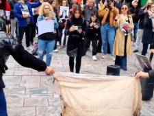 Vrouwen verbranden hoofddoeken tijdens protest tegen regering Iran