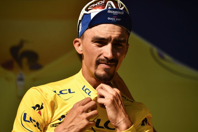 Julian Alaphilippe heroverde zaterdag het geel in de Tour de France.