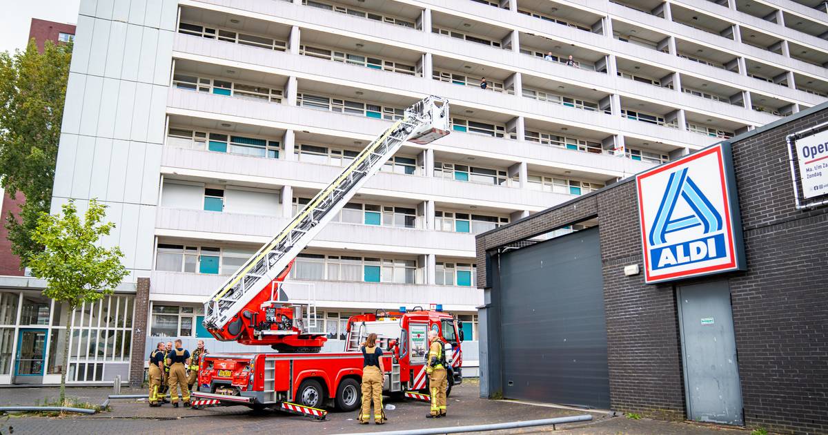 Flinke rookontwikkeling bij keukenbrand in flatgebouw in Rotterdam-Charlois