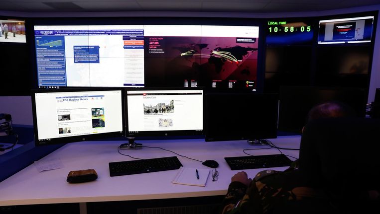 Controlekamer van de cybereenheid van Defensie. Het Defensie Cyber Commando (DCC) wordt begin 2017 operationeel. Beeld anp