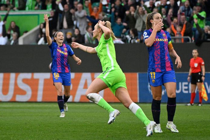 Jill Roord viert haar 2-0.