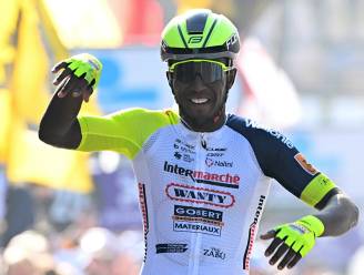 Biniam Girmay na historische zege: “Dit is ongelofelijk, maar nu ga ik weer naar huis om de Giro voor te bereiden”