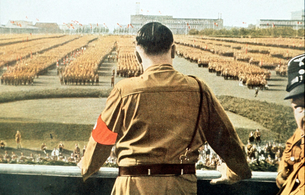 Adolf Hitler spreekt Duitse soldaten toe in 1933. Beeld Popperfoto/Getty Images