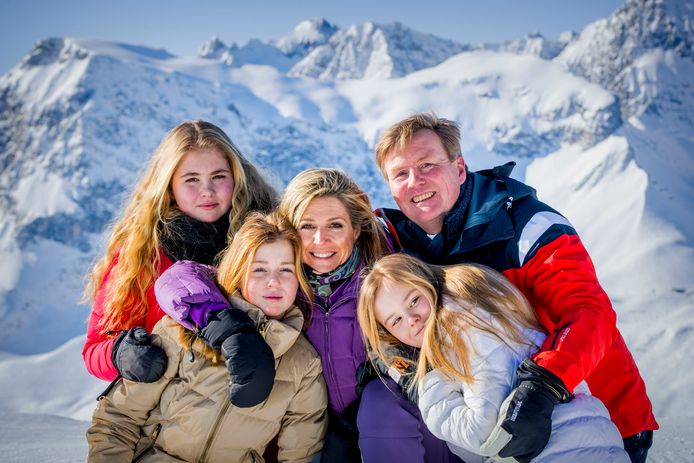 De Koninklijke familie heeft vanochtend de jaarlijkse fotosessie in de vrieskou in het Oostenrijkse Lech gehouden. Voor het tweede achtereenvolgende jaar waren alleen koningin Máxima, koning Willem-Alexander en de prinsessen Ariane, Alexia en Amalia aanwezig. Foto Patrick van Katwijk