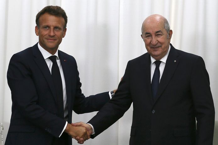 De Franse president Emmanuel Macron schudt de hand van zijn Argentijnse ambtsgenoot Abdelmajid Tebboune tijdens zijn bezoek aan Algerije.