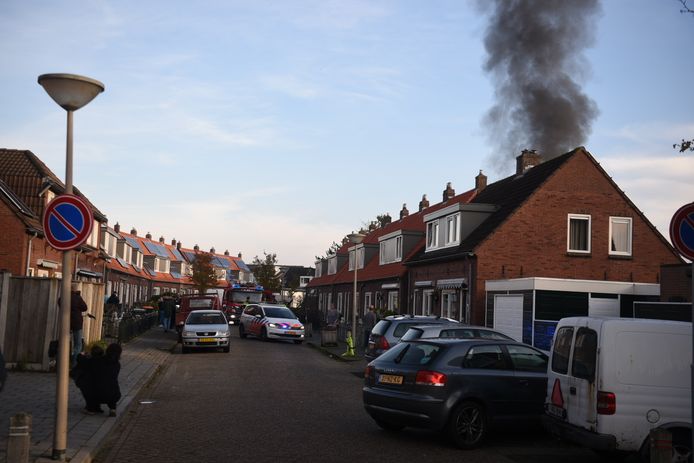Een aanbouw achter een woning is volledig in vlammen opgegaan bij een brand aan de Merelstraat.