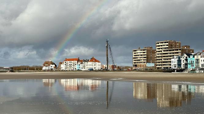 Regenboog weerspiegeld op het strand in Vlissingen