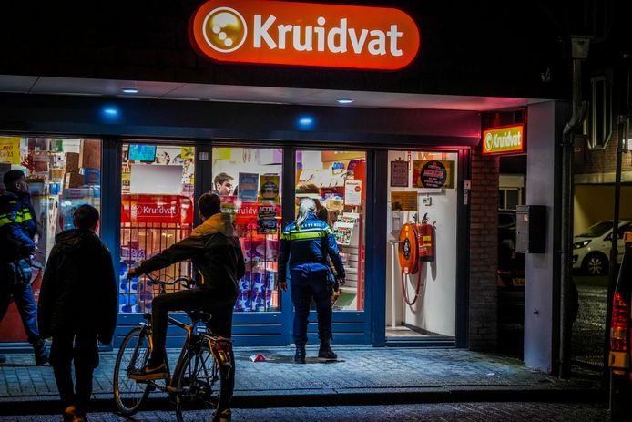 Man (37) weken na gewapende op Kruidvat in Eindhoven aangehouden Eindhoven | AD.nl