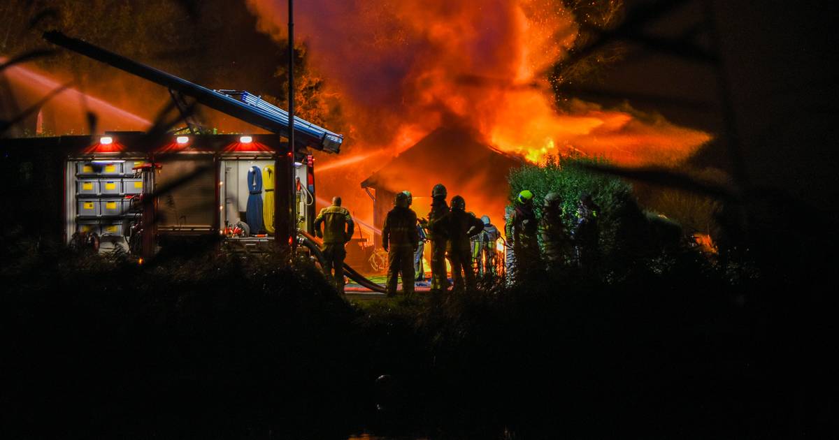 Felle brand verwoest schuur in Steenwijkerwold, waarschuwing voor resten van zonnepanelen