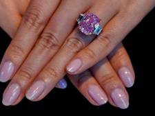 Roze diamant en dieprode robijn voor tientallen miljoenen geveild in New York: ‘Echt extreem mooi’