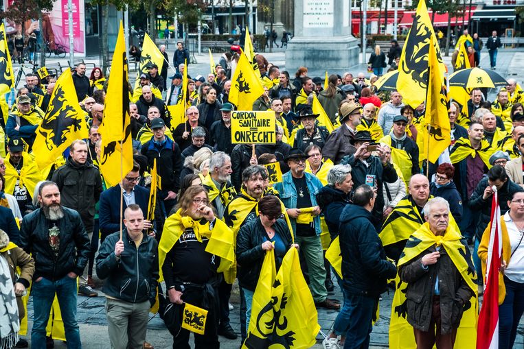 De manifestanten eisen dat de politiek rekening houdt met hun stem bij de jongste verkiezingen. “Verbreek nu eindelijk het cordon.” Beeld Benoit De Freine