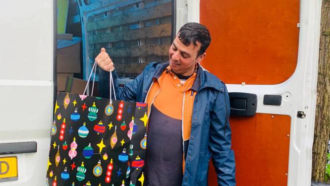 Wilbert en zijn buren verrassen postbezorger met speciaal kerstpakket: ‘Hij was er helemaal stil van’  