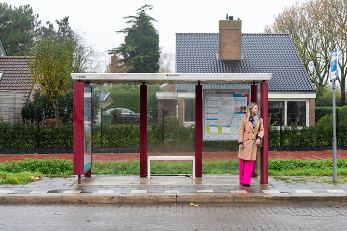 Elles Mollema staat bij de halte in Willemstad te wachten op de bus. Helaas komt die niet.