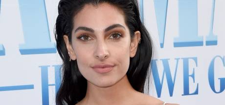 Dolblije Nicolette herenigd met gezin en Anna geniet sexy op rots