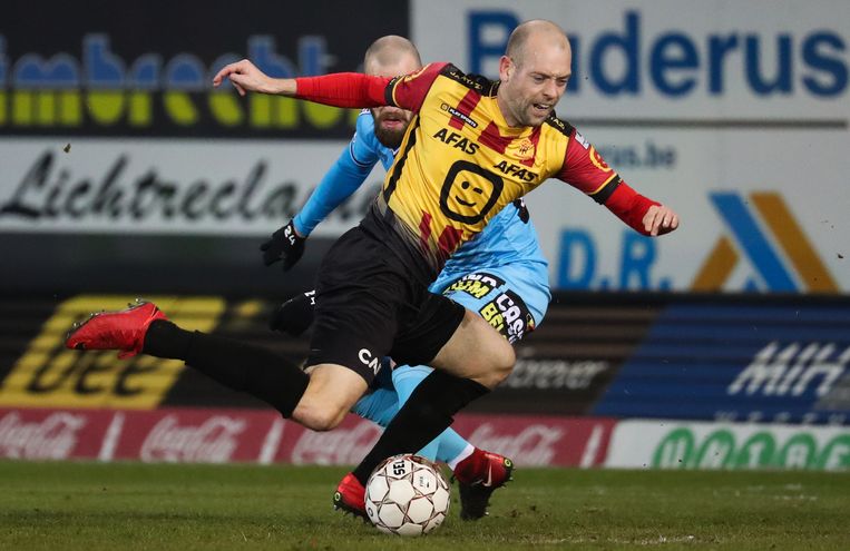 Nicklas Pedersen van Mechelen gaat neer, al dan niet na contact met Dorian Dessoleil (Charleroi). Beeld BELGA