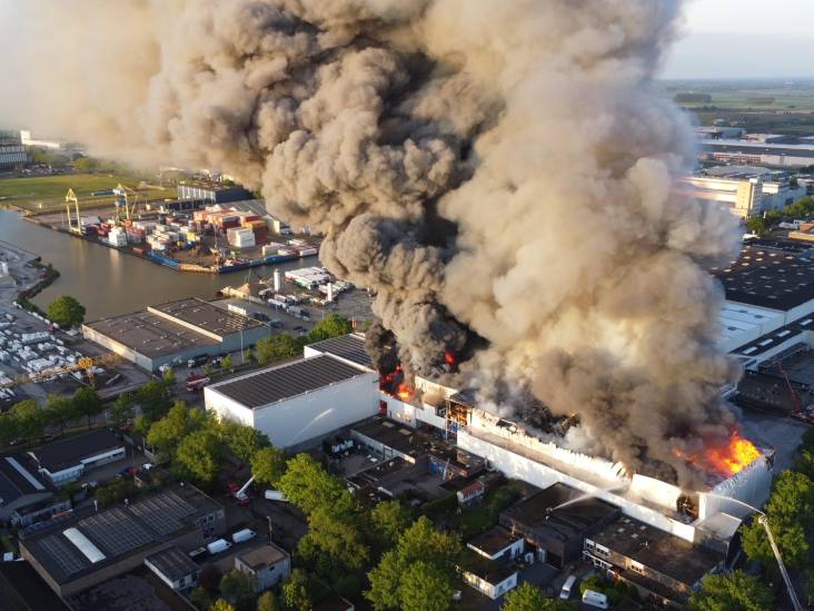 Vriesloods van logistiekbedrijf Vice Versa in Oss al meer dan twaalf uur in brand: zie hier de beelden