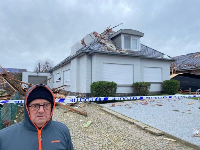Marc voor zijn vernielde huis.