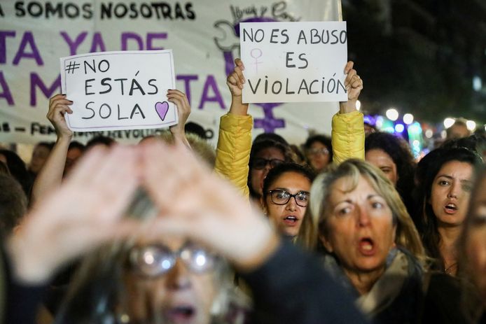 Het Lagerhuis van het parlement in Madrid stemde donderdag in met een wetsvoorstel waardoor uitdrukkelijke instemming nodig is voor seks. Wat betekent dat in de praktijk?