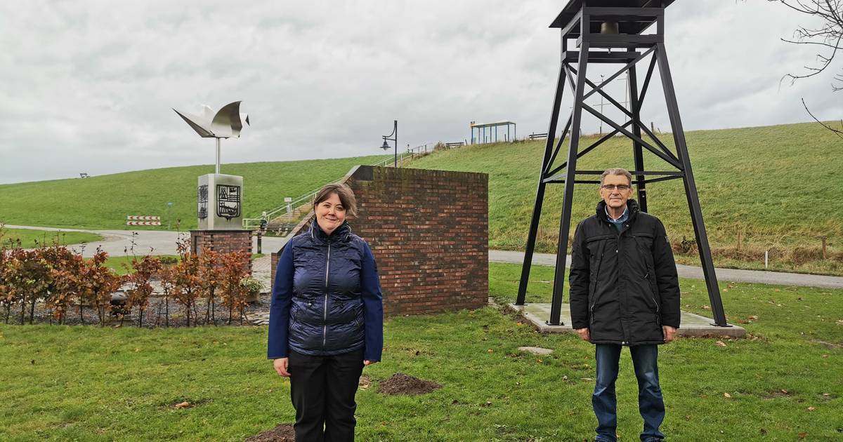 Hoofdplaat heeft weer een klokkentoren - bijna het hele dorp betaalde mee