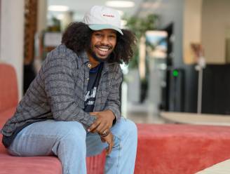 Malik Mohammed (30) kwam als kind vanuit Kenia naar Antwerpen, nu acteert hij in Dertigers: “Trots op mijn roots, maar ik supporter even hard voor de Rode Duivels”