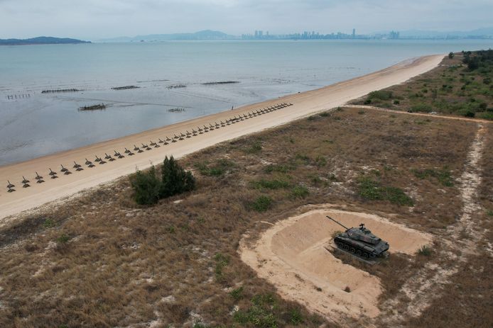 Archiefbeeld. Een afgedankte Taiwanese tank op het strand van Kinmen. Op de horizon ligt China. (20/12/23)