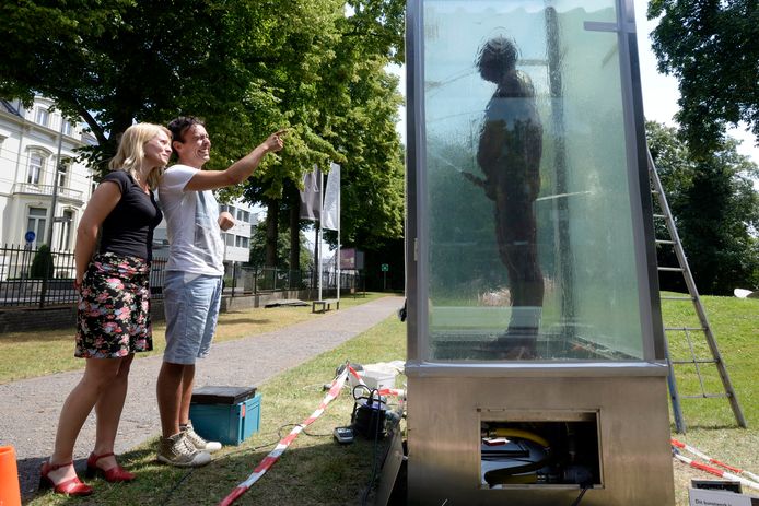 Het beeld '12,5 % Proof' van kunstenaar Marc Quinn. In de volksmond is dit werk De Pisser gaan heten.