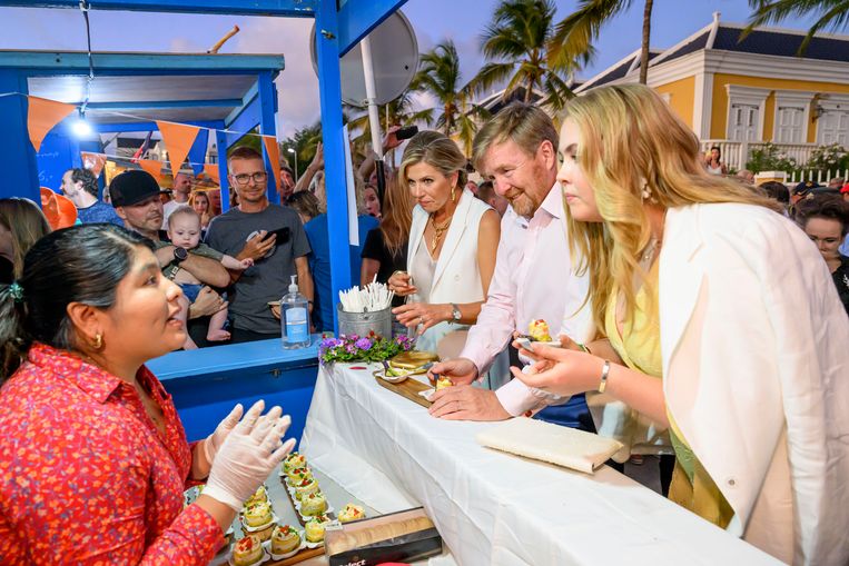 Máxima, Willem-Alexander en Amalia bij de ‘Taste of Bonaire’, een culturele markt in Kralendijk.  Beeld Brunopress
