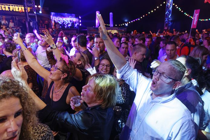 Het lijkt een onrealistisch beeld. Een foto uit vervlogen tijden. Maar het Mega Piraten Festijn in Maaskantje keert vooralsnog op 16 oktober ‘gewoon’ terug.