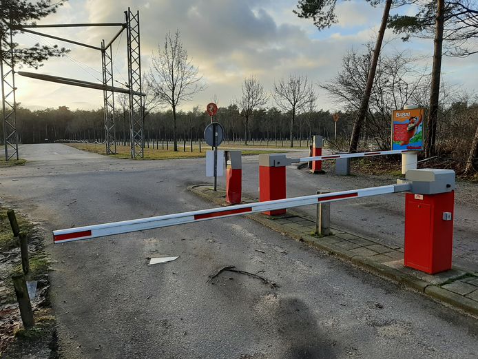 Op het grote parkeerterrein van het Avonturenpark Hellendoorn wordt een overkapping met 12.000 zonnepanelen gebouwd.