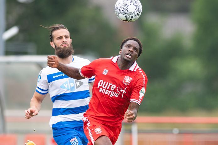 Queensy Menig in actie tegen PEC Zwolle.