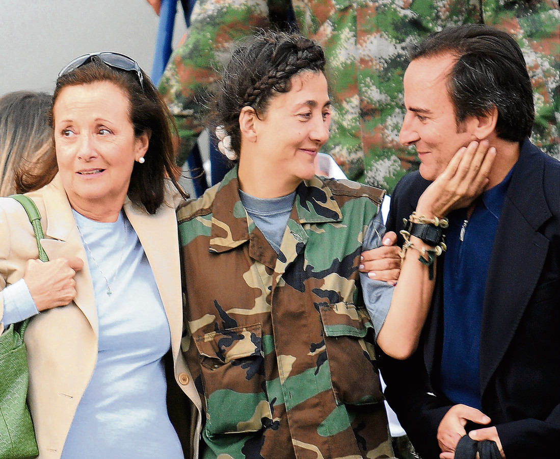 Vlak na haar vrijlating in juli 2008: Betancourt staat tussen haar moeder Yolanda Pulecio en haar toenmalige echtgenoot Juan Carlo Lecompte.