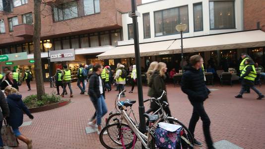 Gele Hesjes demonstranten op weg naar het 18 Septemberplein.