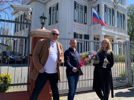 Groep de Mos feliciteert de Russische ambassade met de 108 openstaande parkeerboetes