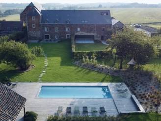 Spectaculair verbouwd: 18de-eeuwse boerderij baadt in luxe met twee zwembaden