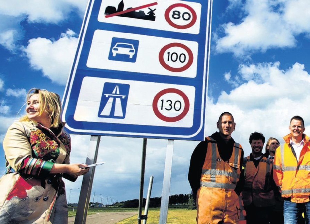 Minister Schultz van verkeer onthult een snelheidsbord. Beeld anp