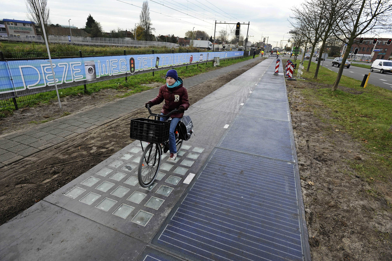 Een fietser rijdt op de experimentele Solarroad in Krommenie.