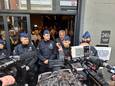 Filip Dewinter (Vlaams Belang) entouré par la police au Claridge, ce mardi.