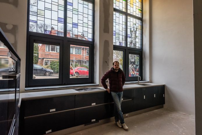 Wim Pekaars in zijn appartement