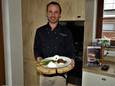 Andy Priem uit Aartrijke met een moelleux met suikervrije ijscrème. De man staat graag in de keuken om er z'n oude liefde - de patisserie - te bereiden.
