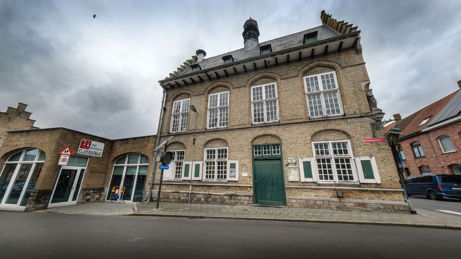 Voormalig gemeentehuis Elverdinge staat te koop “Maar handen af van het plakkaat met namen van