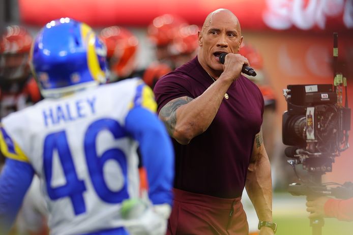 Dwayne "The Rock" Johnson stelt de teams, de Los Angeles Rams en de Cincinnati Bengals in de stijl van de WWE voor tijdens de Super Bowl in Los Angeles.