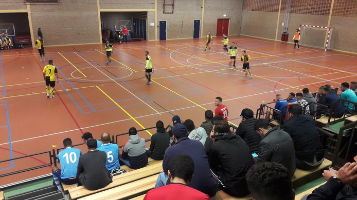 Volle tribunes bij het Ramadan-voetbaltoernooi in Den Bosch, in de nacht van zaterdag op zondag