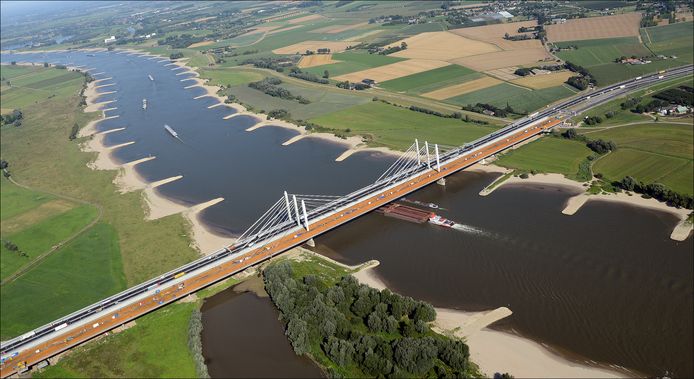 De Waalbrug terwijl die nog in de verbredingsbouw was. Rijkswaterstaat wil de snelheidslimiet nu opschroeven van 120 naar 130.
