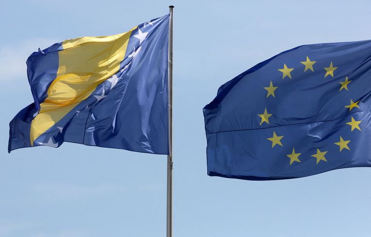 De vlag van Bosnië-Herzegovina (links) naast de Europese vlag. Beeld AFP