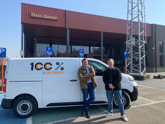Geert Cluckers en Rick Brans met de elektrische bestelwagen van het CC.